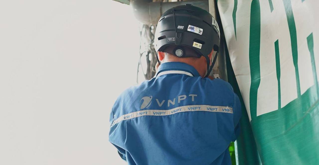 Técnico instalando el servicio en la casa del cliente